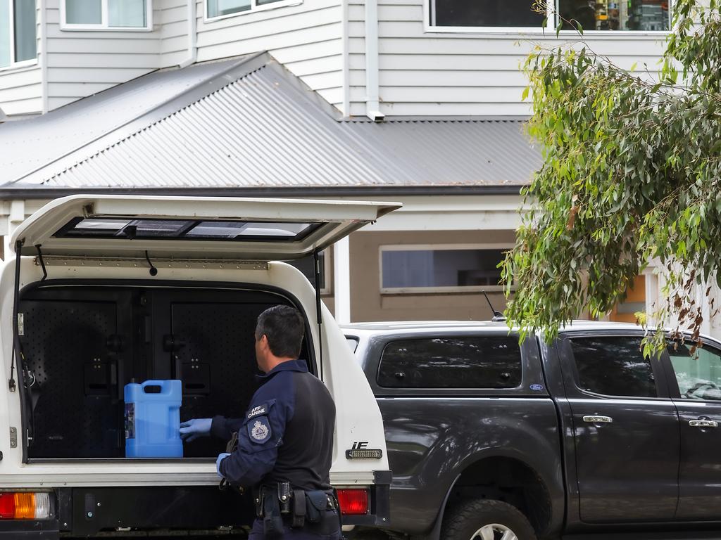 AFP officers and a police technology detector dog search the Wonthaggi house of Erin Patterson. Picture: Ian Currie
