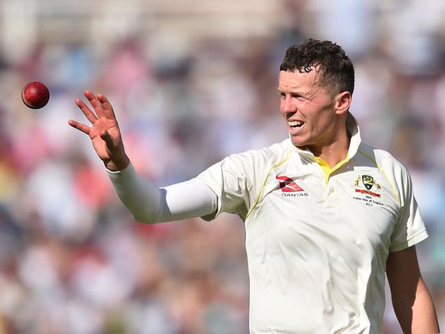 Australia's Peter Siddle catches a ball during play on the first day of the fifth Ashes cricket Test match between England and Australia at The Oval in London on September 12, 2019. (Photo by Glyn KIRK / AFP) / RESTRICTED TO EDITORIAL USE. NO ASSOCIATION WITH DIRECT COMPETITOR OF SPONSOR, PARTNER, OR SUPPLIER OF THE ECB