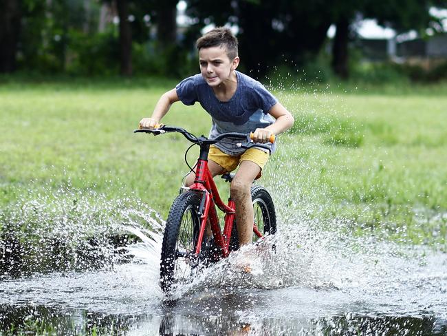 ‘Take shelter’: Hinchinbrook warned ahead of cyclone crossing