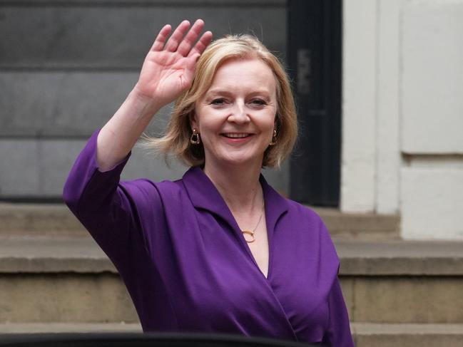 LONDON, ENGLAND - SEPTEMBER 05:  New Conservative Party leader and incoming prime minister Liz Truss waves as she leaves Conservative Party Headquarters on September 5, 2022 in London, England. The Conservative Party have elected Liz Truss as their new leader replacing Prime Minister Boris Johnson, who resigned in July. (Photo by Carl Court/Getty Images)