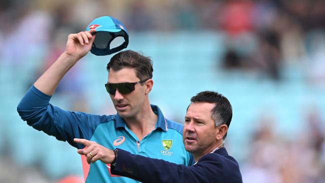 Former Australia captain and Ricky Ponting (R) has called on the ICC to launch an official investigation. Picture: Getty Images.