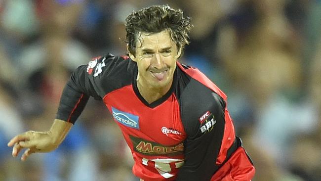 Veteran Brad Hogg will play Big Bash cricket again with the Melbourne Renegades this summer after signing a one-year deal.