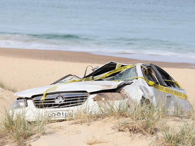 NEWS ADVCar over Cliff, Maslin BeachImage/Russell Millard Photography