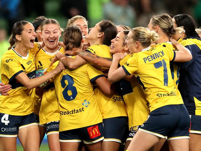 MELBOURNE, AUSTRALIA - MAY 18: Central Coast Mariners celebrate after winning a penalty shoot out to win the A-League Women's Grand Final between Melbourne Victory and the Central Coast Mariners at AAMI Park on May 18, 2025, in Melbourne, Australia. (Photo by Kelly Defina/Getty Images)
