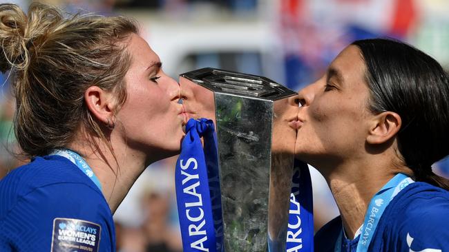 Millie Bright and Sam Kerr kiss the Barclays Women's Super League trophy. (Photo by Justin Setterfield/Getty Images