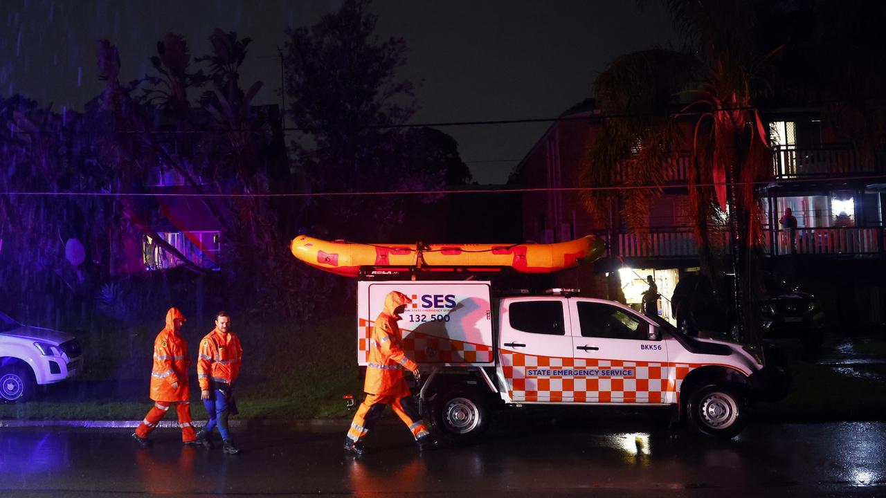 SES volunteers tell residents on Davy Robinson Dr in Chipping Norton to evacuate due to flooding concerns. Picture: Jonathan Ng