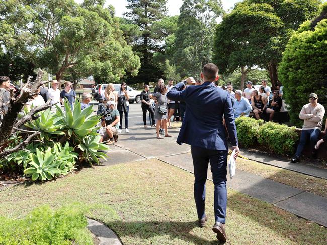 SUNDAY TELEGRAPH. MARCH 16, 2024.Pictured is auctioneer Alex Pattaro during an auction at Unit 4/126 Chuter Ave, Ramsgate Beach. Picture: Tim Hunter.