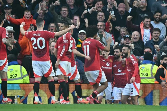 Manchester United's Bruno Fernandes (2R) celebrates after scoring against Arsenal