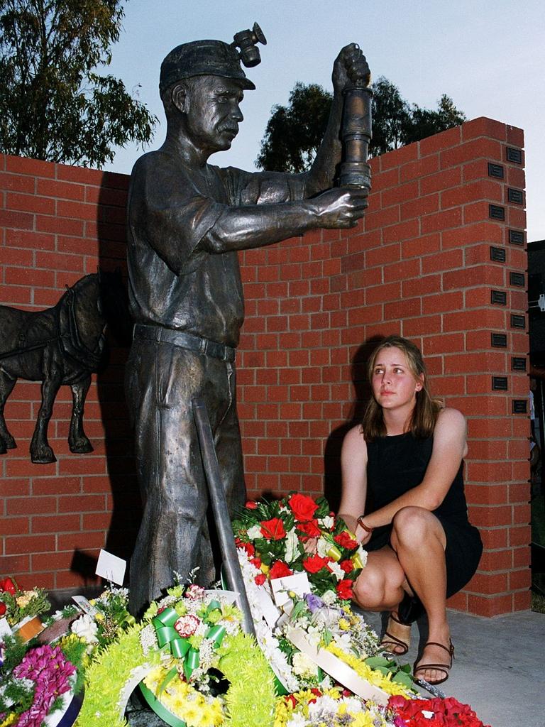 Elizabeth Malcolm lays a wreath at the Collinsville Mine Disaster monument in 1999.