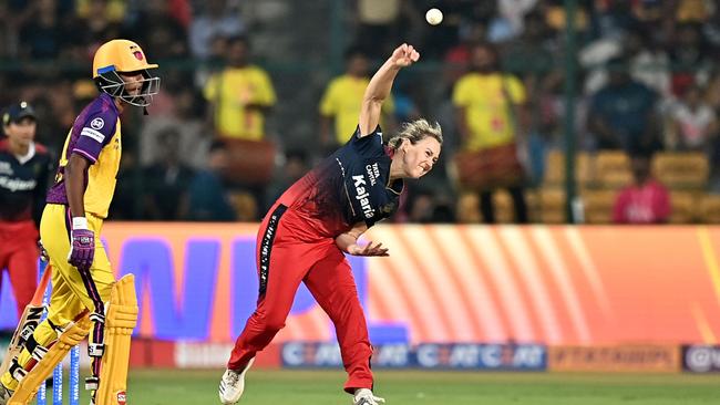 Royal Challengers Bangalore's Ellyse Perry was bowling hand grenades. Photo by Idrees MOHAMMED / AFP.