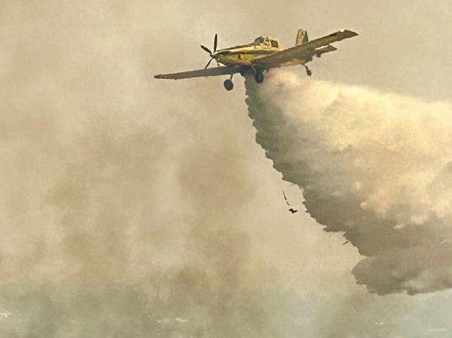 Efsta Konidaris Photography captured images of water bombers helping to douse the Tennant Creek bushfires at Battery Hill. Photos: Efsta Konidaris Photography