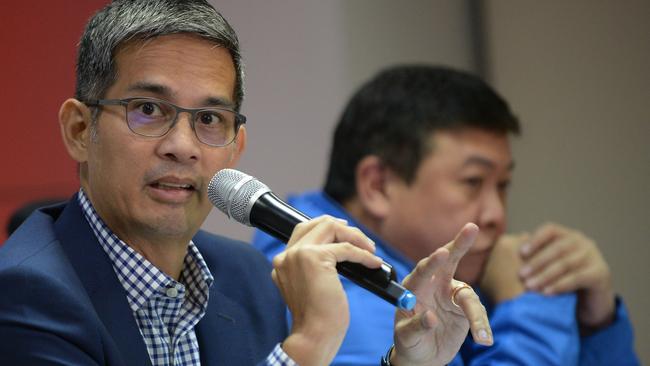 Al Panlilio (L), head of Philippines basketball federation.