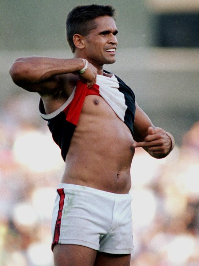 Nicky Winmar lifts his jumper to Collingwood supporters at Victoria Park in 1993. Picture: John Feder