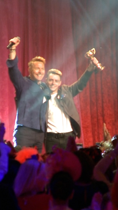 Melbourne Cup winning jockey sings with Ronan Keating