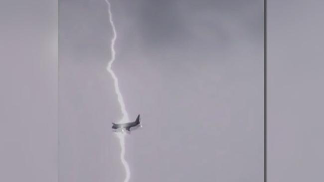 Plane Hit By Lightning Video Photo Reveal Terrifying Moment No Passenger Wants To See 