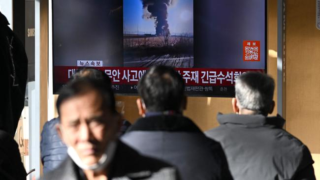 Seoul locals watch the news unfold. Picture: JUNG YEON-JE / AFP