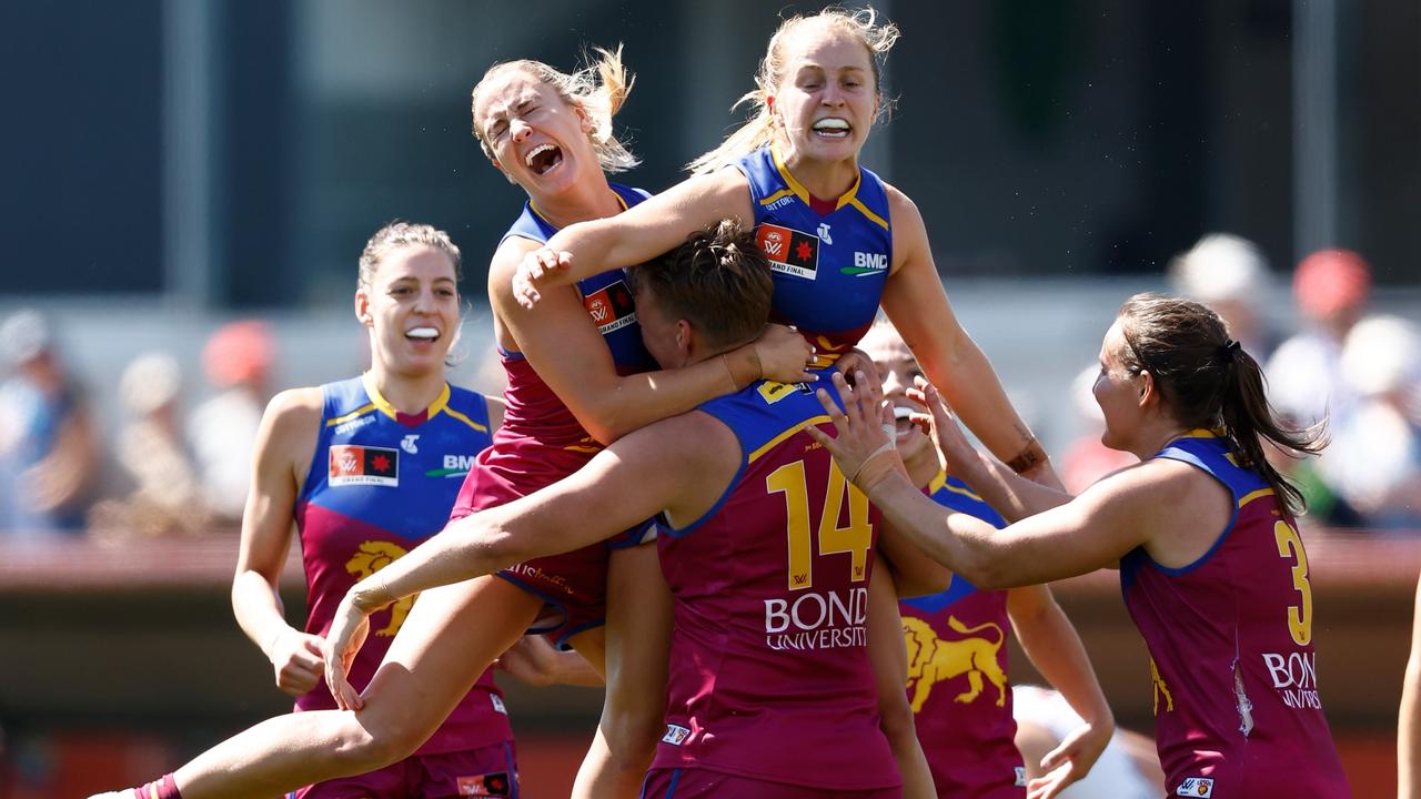 Dakota Davidson and Isabel Dawes celebrate a final quarter goal. Picture: Getty Images