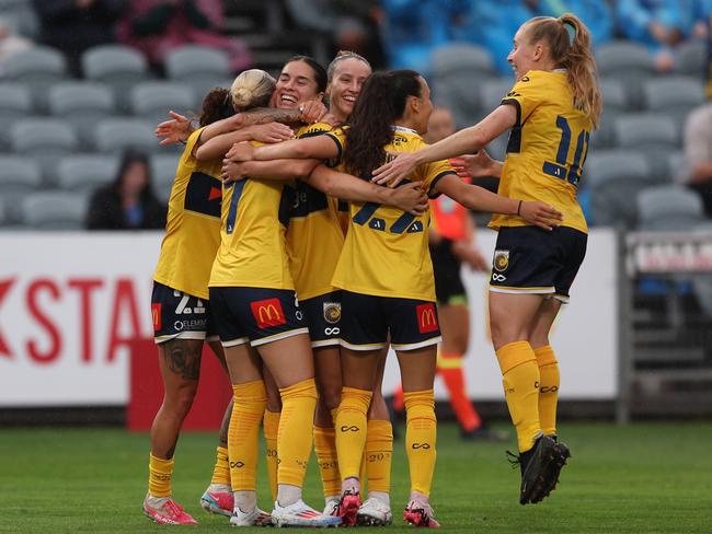 Mariners players celebrate Gomez’s goal – which put them through to the grand final. Picture: Getty