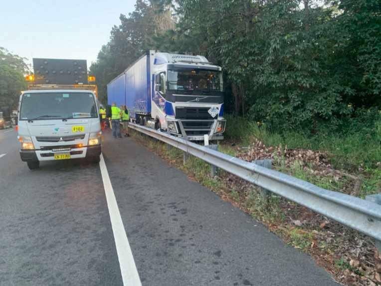 B-double Crash Causes Delays | Daily Telegraph