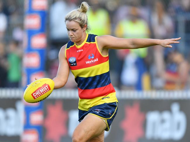 Crows midfielder Courtney Cramey during a 2018 AFLW match. (AAP Image/David Mariuz)