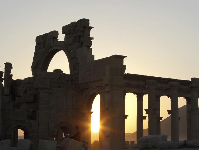 The sun sets behind ruined columns at the historical city of Palmyra, in the Syrian desert, some 240km (150 miles) northeast the capital of Damascus November 12, 2010. REUTERS/Khaled al-Hariri (SYRIA - Tags: SOCIETY) - RTXUJWZ