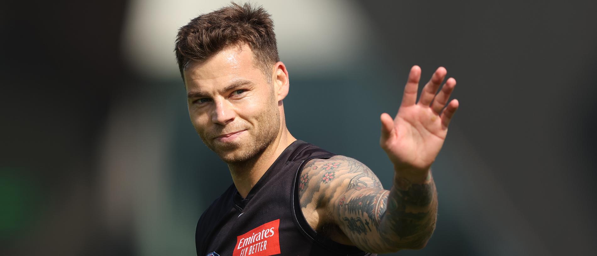 MELBOURNE, AUSTRALIA - SEPTEMBER 28: Jamie Elliott of the Magpies waves to the crowd during a Collingwood Magpies AFL training session at AIA Centre on September 28, 2023 in Melbourne, Australia. (Photo by Robert Cianflone/Getty Images)