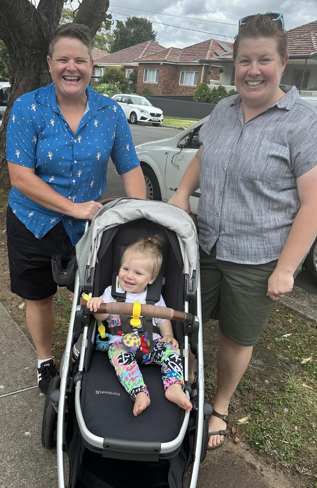 Felicity Canhan and Jasmine Starr, with daughter Mackenzie, won’t change their vote. Picture: NewsWire/ Jessica Wang.