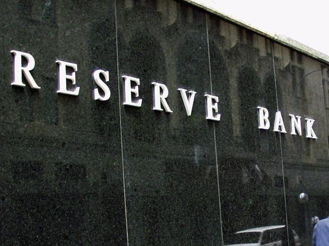 (SYD794) Sydney, November 7, 2000. The wall at the Reserve Bank of Australia building in Martin Place. (AAP Photo/Matthias Engesser)