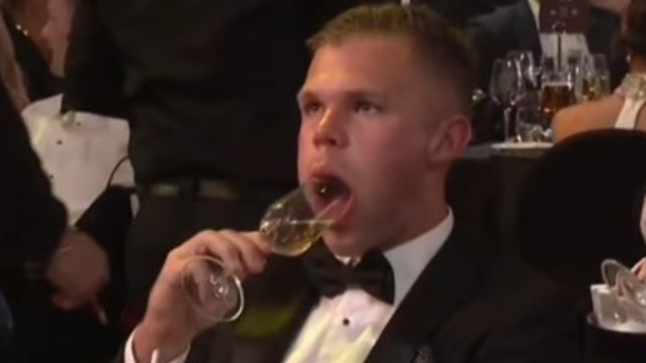 Dan Houston de Port Adelaide boit du champagne dans des pitreries hilarantes, vidéo