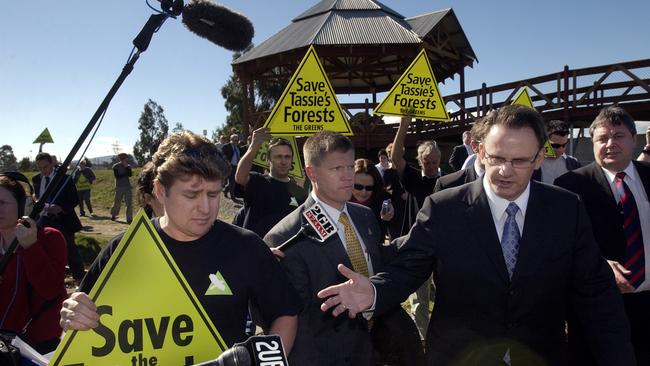 The Green's Jeremy Ball speaks to Opposition Leader Mark Latham in Launceston on the campaign trail in 2004.