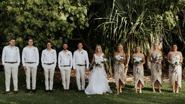 Taylor Grut &amp; Jayden Clout with their bridal party. <b/>Picture: Tessa Shannon Photography