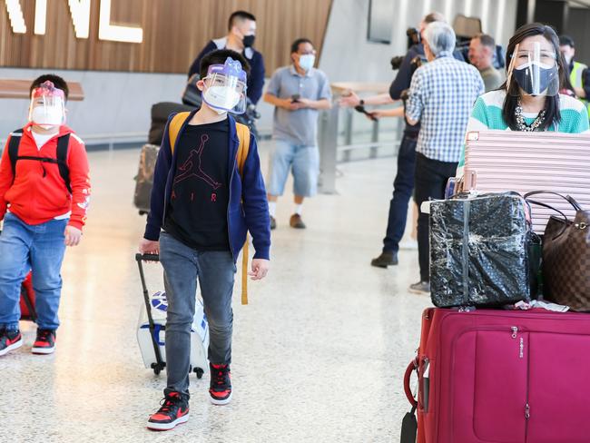 MELBOURNE, AUSTRALIA - NOVEMBER 01: A family traveling on SQ237 walk through Melbourne Airport International arrivals hall on November 01, 2021 in Melbourne, Australia. Fully vaccinated international travellers arriving in Victoria from Monday 1 November are no longer required to enter mandatory hotel quarantine, following the easing of state and federal COVID-19 border rules. Australian citizens can also now leave the country without requiring a travel exemption. (Photo by Asanka Ratnayake/Getty Images)