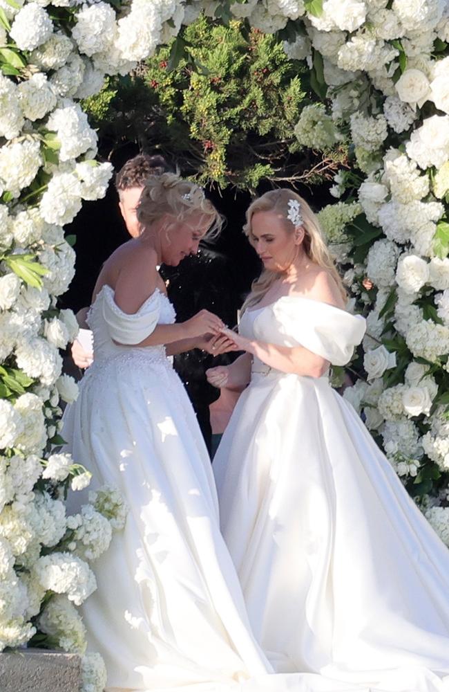 Exchanging rings under an arch of flowers. Picture: CIAOPIX / COBRA TEAM / BACKGRID