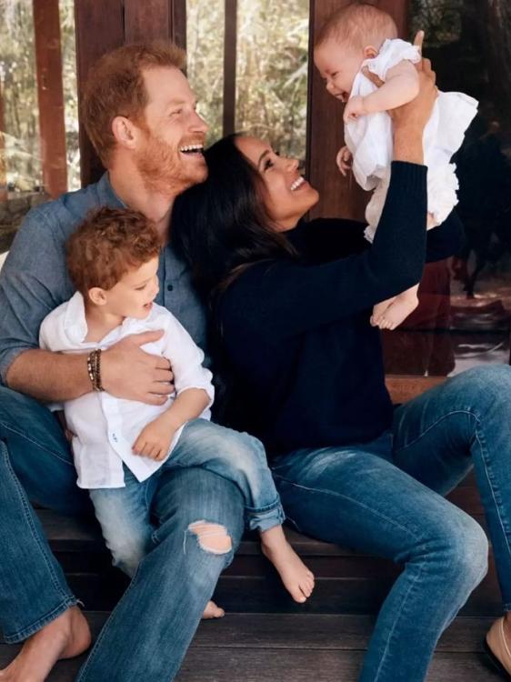 Harry and Meghan with Archie and Lilibet in their 2021 Christmas Card.