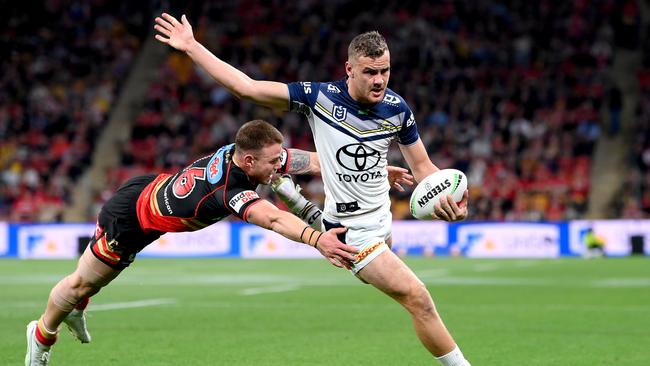 Zac Laybutt breaks away from the defence of Euan Aitken. (Photo by Bradley Kanaris/Getty Images)