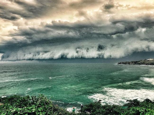 Massive thunderstorm rolls into Sydney