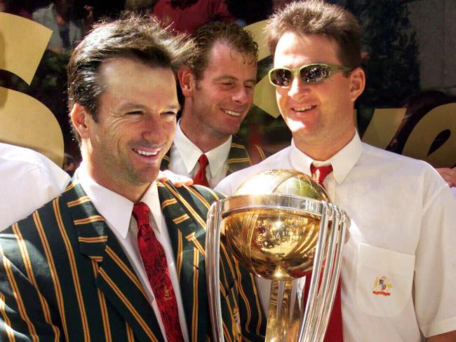 Steve (left) and Mark Waugh carrying the 1999 World Cup.