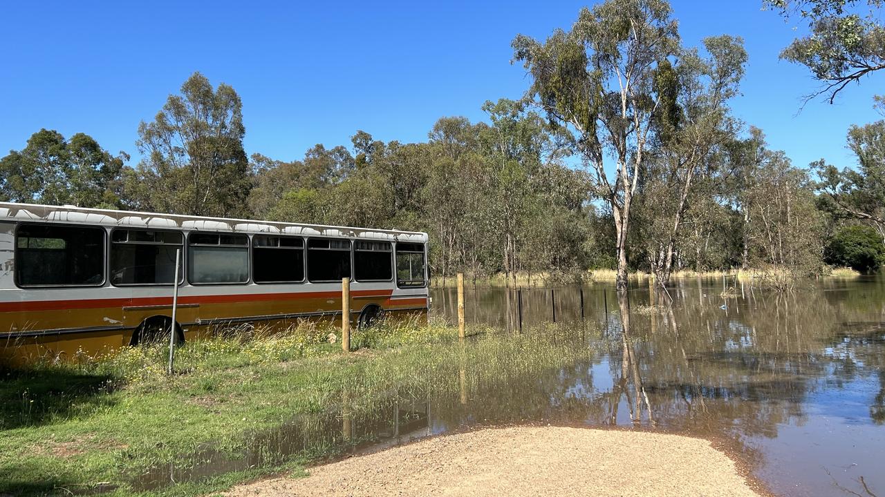 Flooding Victoria: Hundreds on flood watch as rivers threaten homes ...