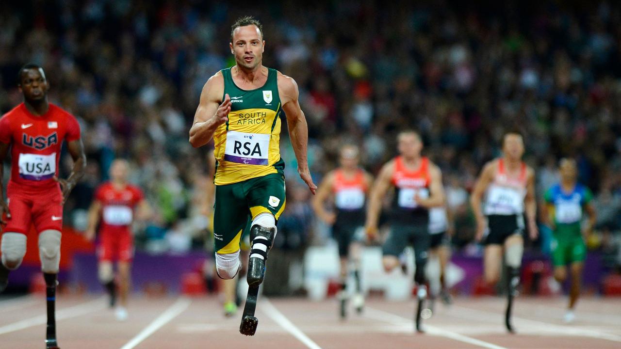 Pistorius wins the men's 4x100 metres relay at the London 2012 Paralympic Games (Photo by Adrian DENNIS / AFP)