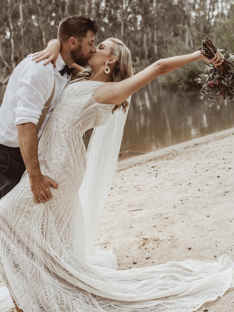 Kyabram Molly Flett marries Brodie Unwin in front of unwell mum