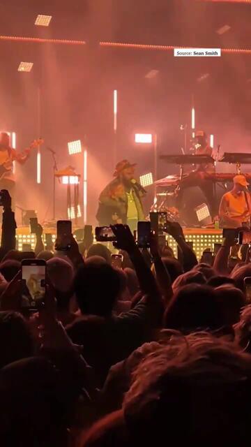 Teddy Swims invites young boy onstage for "Lose Control" performance at Brisbane concert