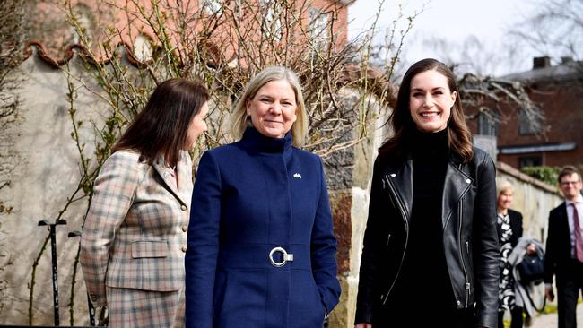 Swedish Prime Minister Magdalena Andersson (C) and Finnish Prime Minister Sanna Marin (R) (Photo by Paul WENNERHOLM / TT News Agency / AFP)