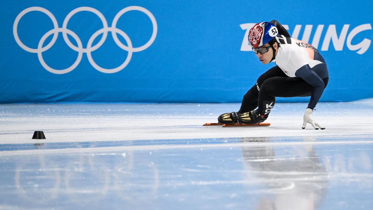 South Korea’s world record holder Hwang Dae-heon was disqualified. (Photo by Anne-Christine POUJOULAT / AFP)