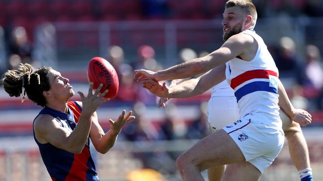 Sam Lowson outmarks Jackson Trengove.