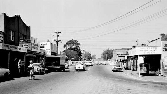 The Blackburn Rd level crossing.