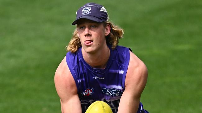 GEELONG, AUSTRALIA - SEPTEMBER 16: Sam De Koning of the Cats handballs during a Geelong Cats AFL training session at GMHBA Stadium on September 16, 2024 in Geelong, Australia. (Photo by Quinn Rooney/Getty Images)