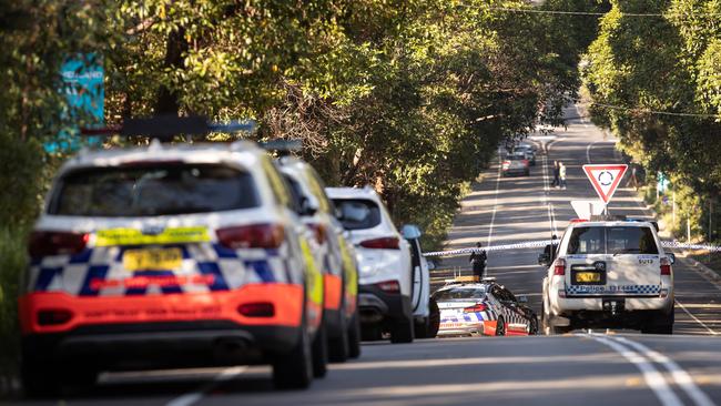 18th April 2022. The DailyTelegraph. NewsSutherland, Sydney, NSW.Pics by Julian Andrews.GV's show police at/around the site of a fatal car crash on Rawson Drive in Sutherland.