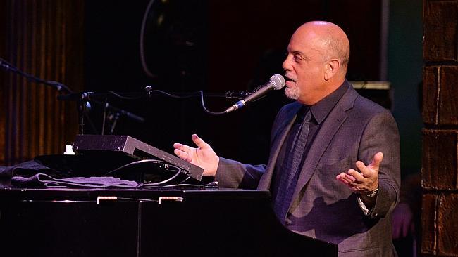 Talking smack ... Billy Joel performs during SiriusXM&#39;s Town Hall with Billy Joel hosted 