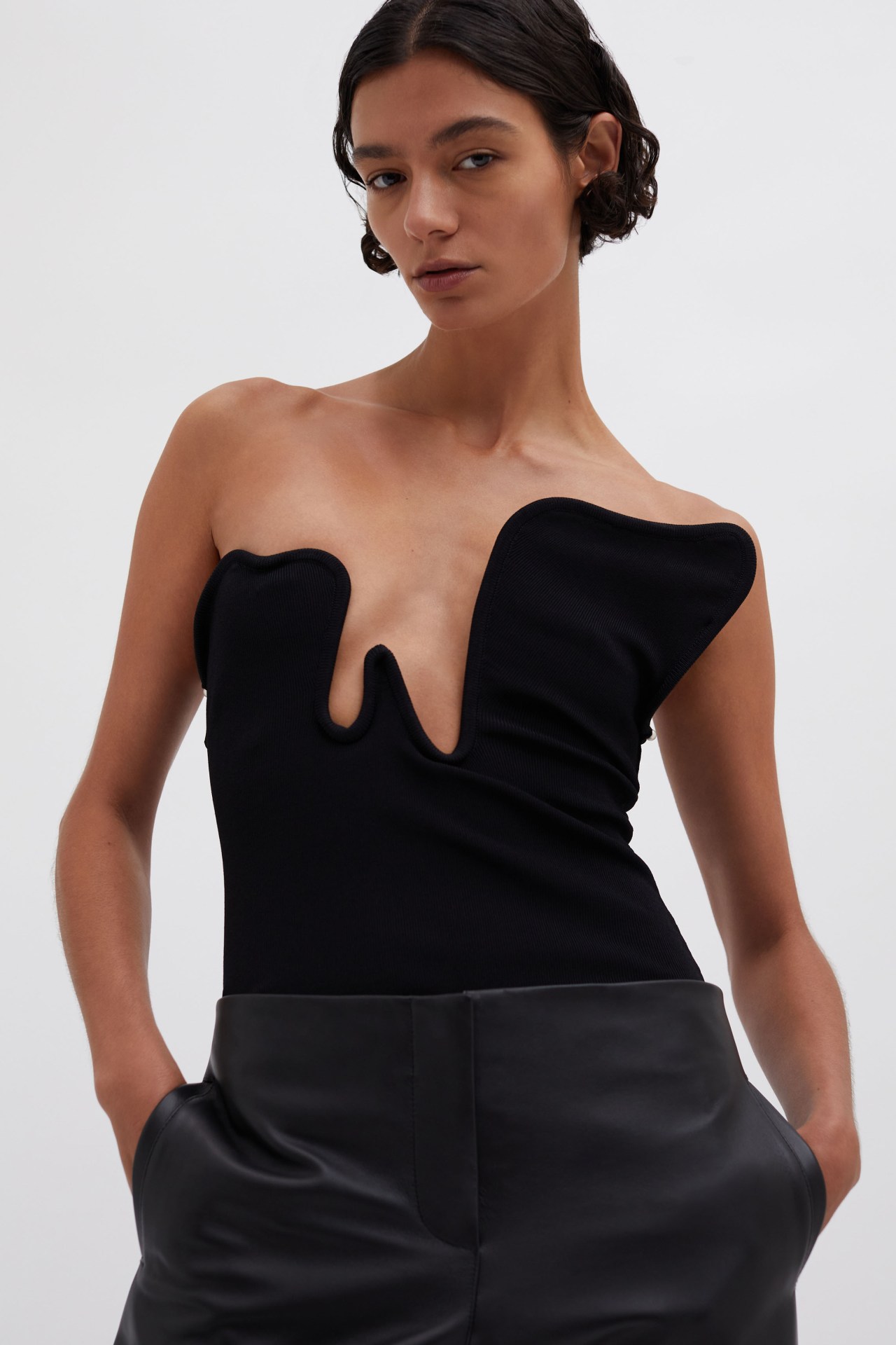 <p><strong>Christopher Esber Salacia Wire strapless top</strong></p><p class="button-common"><a title="Shop now for $790" href="https://christopheresber.com.au/products/salacia-wire-strapless-top-black" target="_blank" data-cta="Shop now for $790" data-editable="true">Shop now for $790</a></p>