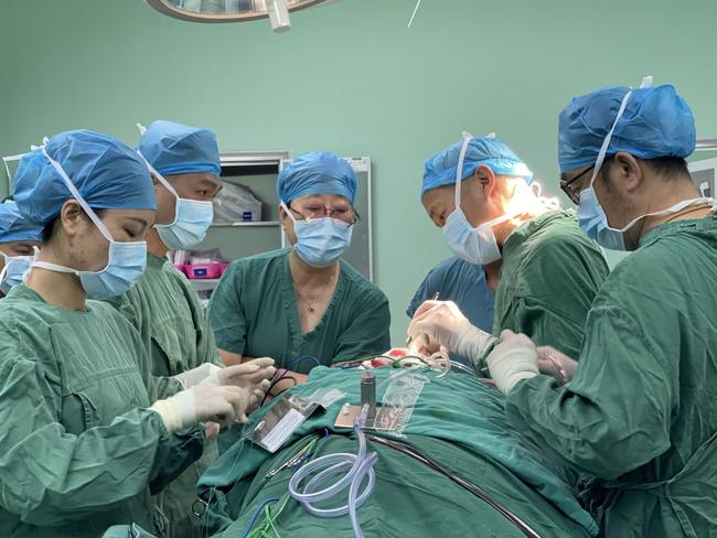 Dr Charlie Teo performing a surgery in China with Professor Lin Feng.